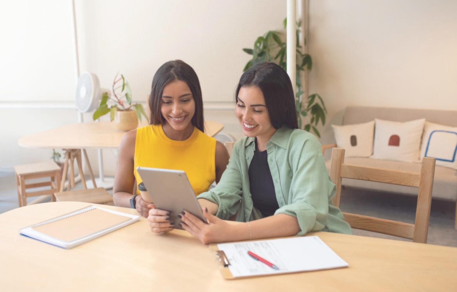 Groupe de professionnels travaillant ensemble sur la gestion financière