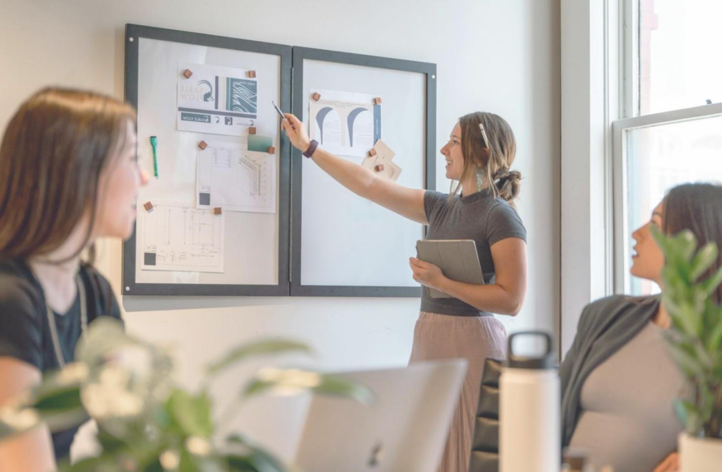 Environnement de travail moderne avec écrans d'analyse de données